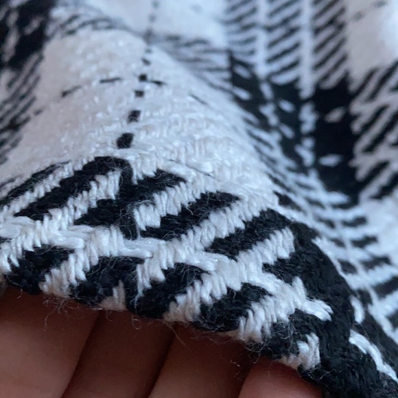 Black and white tweed skirt. Perfect for fall and winter. Size small. - Picture 4 of 4